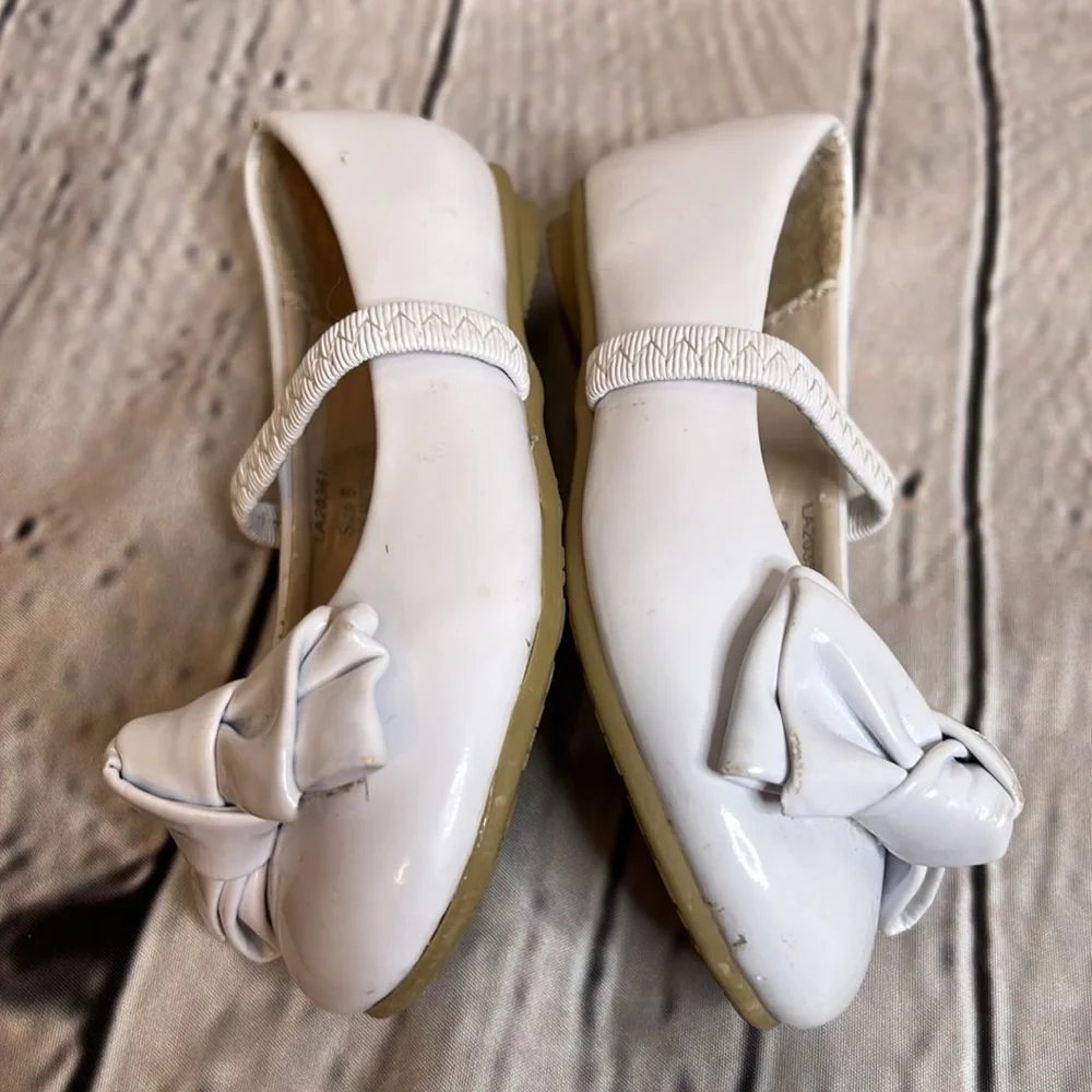 Laura Ashley White Mary Jane Bow Flats Girl’s Size 6 Excellent Condition